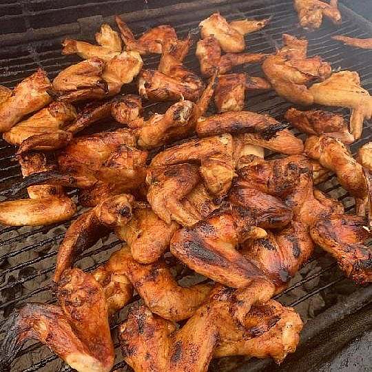 Bbq chicken wings on a grill.